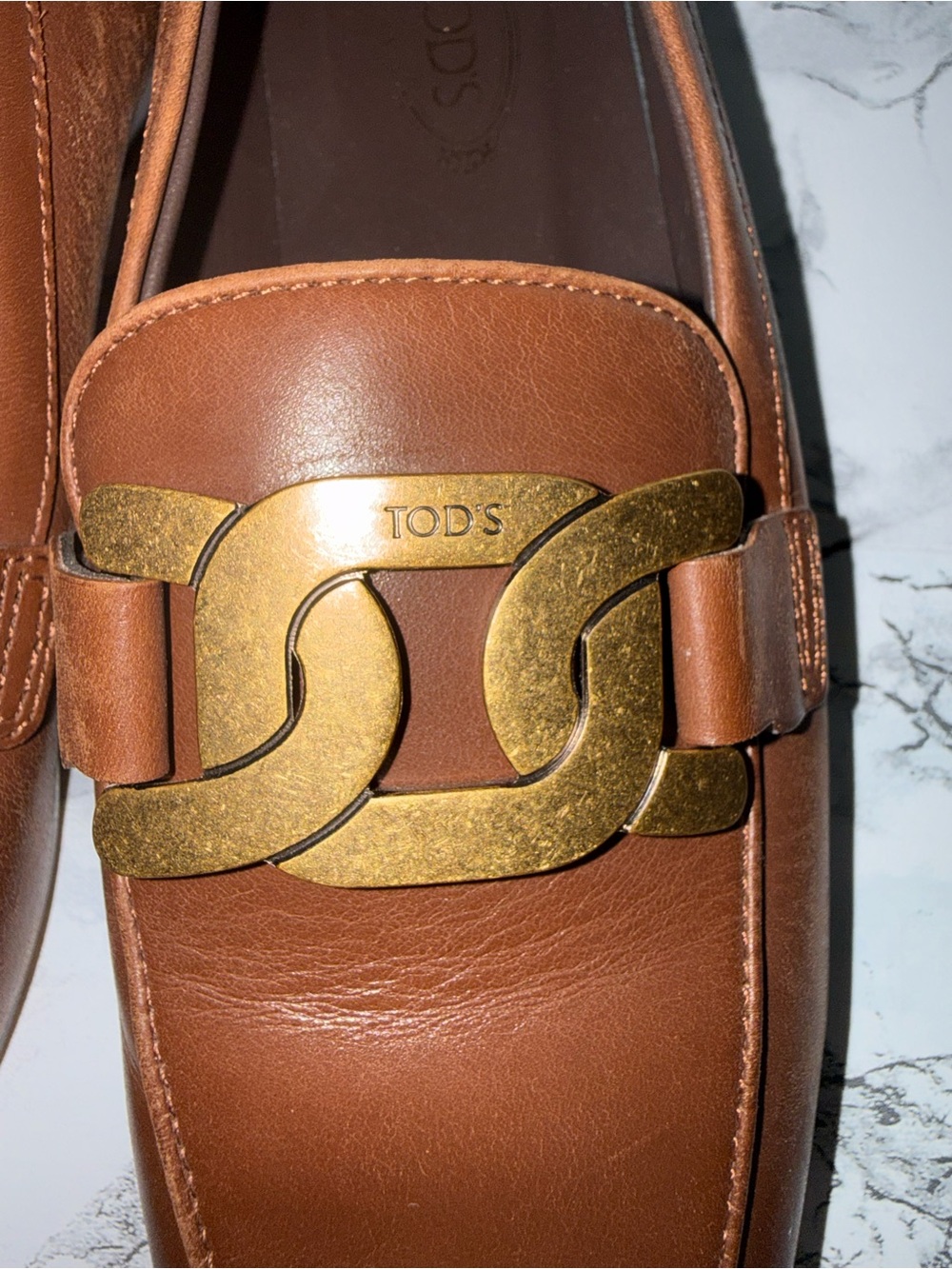 TOD'S Brown Leather Loafers with Gold Chain-Link Accent - Picture 5 of 8